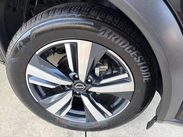 Photo of 2024 Super Black Nissan Rogue
