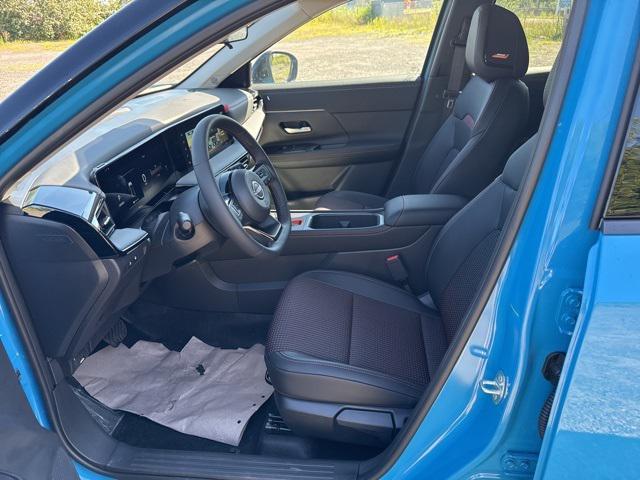 Photo of 2025 Arctic Ice Blue Metallic/Super Black Nissan Kicks