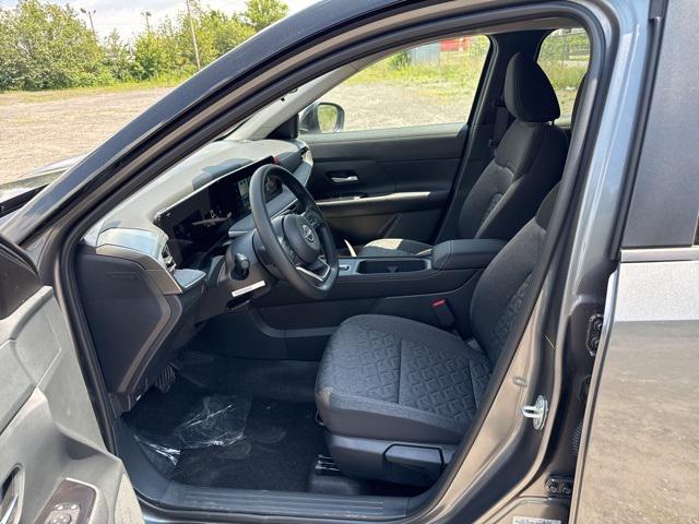 Photo of 2025 Gun Metallic/Super Black Nissan Kicks