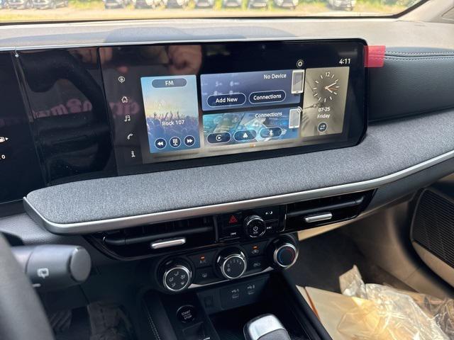 Photo of 2025 Gun Metallic/Super Black Nissan Kicks