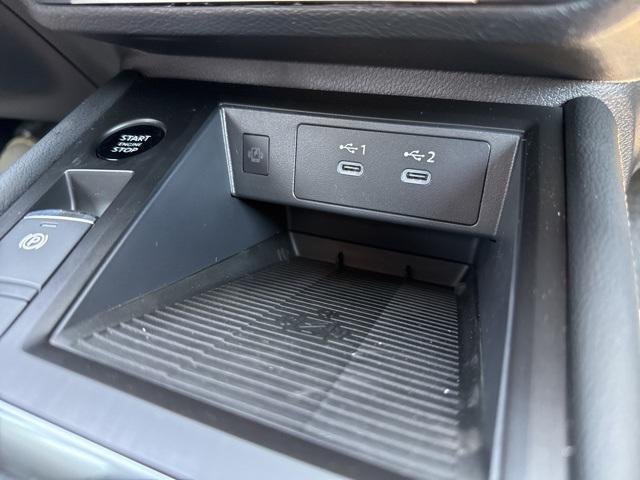 Photo of 2025 Gun Metallic/Super Black Nissan Kicks