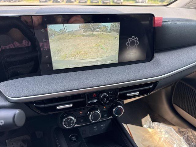 Photo of 2025 Gun Metallic/Super Black Nissan Kicks