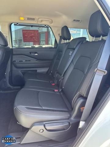 Photo of 2024 Pearl White Tricoat Nissan Pathfinder