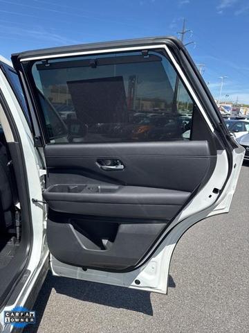 Photo of 2024 Pearl White Tricoat Nissan Pathfinder