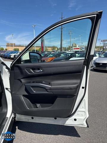 Photo of 2024 Pearl White Tricoat Nissan Pathfinder