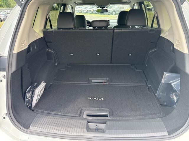 Photo of 2025 Everest White Pearl Nissan Rogue