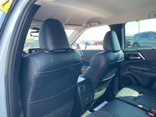 Photo of 2023 White Mitsubishi Outlander
