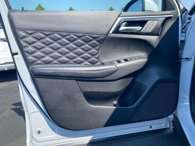 Photo of 2023 White Mitsubishi Outlander