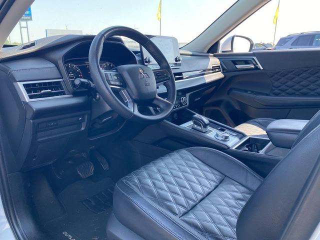 Photo of 2023 White Mitsubishi Outlander