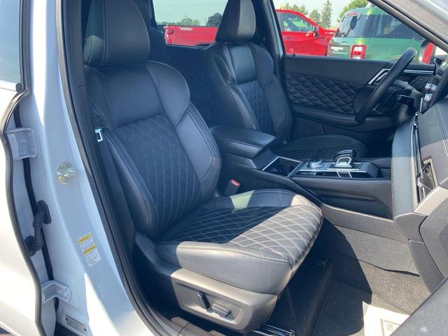 Photo of 2023 White Mitsubishi Outlander