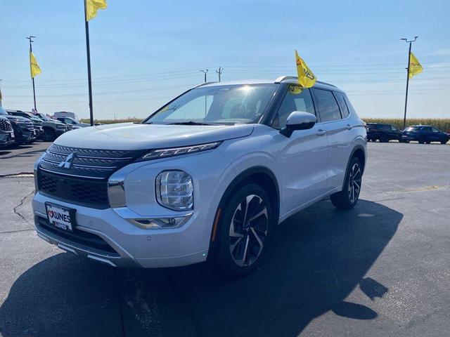 Photo of 2023 White Mitsubishi Outlander