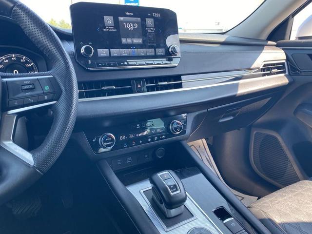 Photo of 2023 White Mitsubishi Outlander