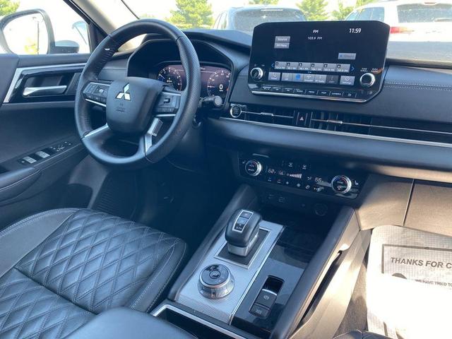 Photo of 2023 White Mitsubishi Outlander