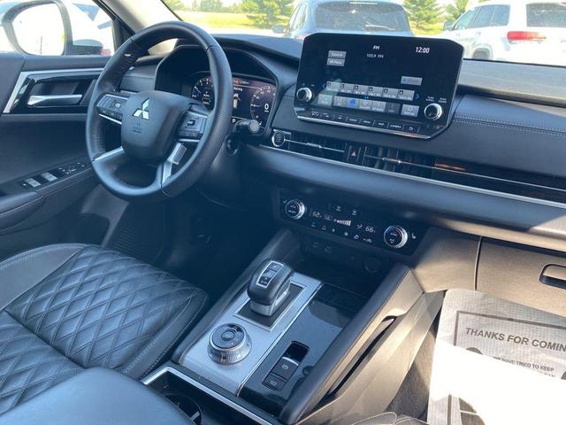 Photo of 2023 White Mitsubishi Outlander