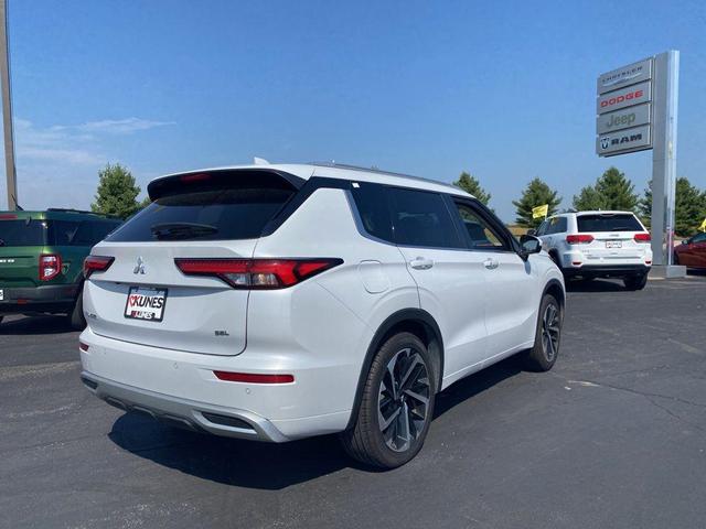 Photo of 2023 White Mitsubishi Outlander
