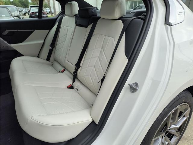 Photo of 2026 Alpine White BMW 530