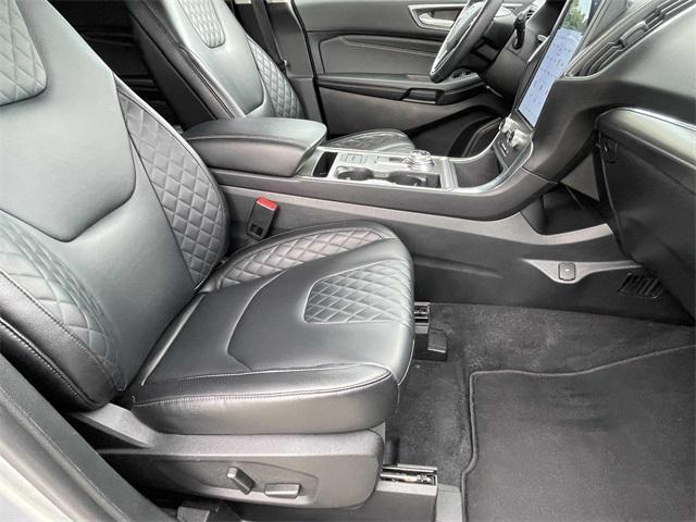 Photo of 2024 Silver Metallic Ford Edge