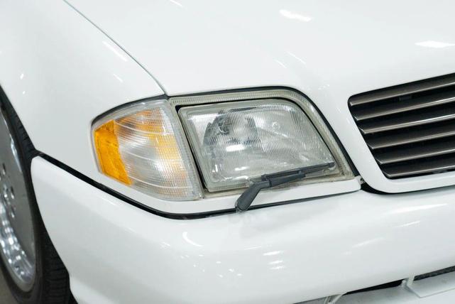 Photo of 1997 Polar White Mercedes-Benz SL-Class