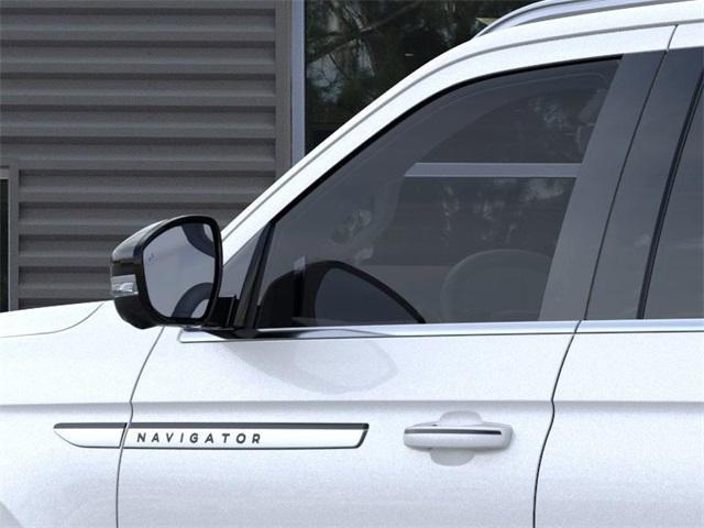 Photo of 2025 White Metallic Lincoln Navigator