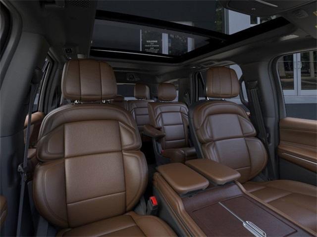 Photo of 2025 White Metallic Lincoln Navigator