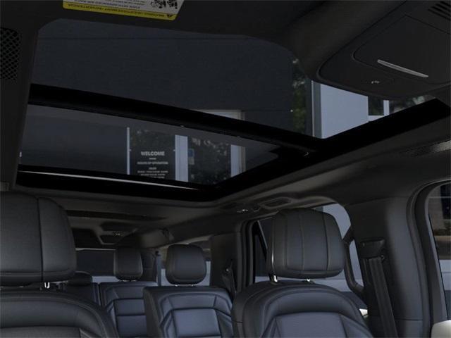 Photo of 2025 White Lincoln Navigator L