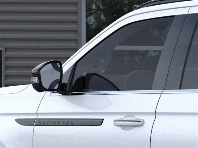 Photo of 2025 White Lincoln Navigator L