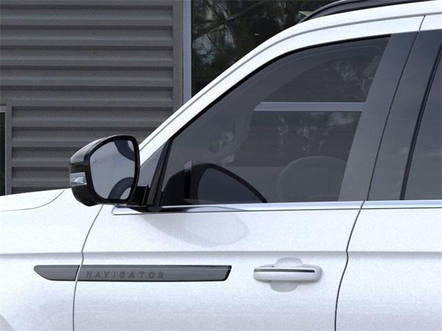 Photo of 2025 White Metallic Lincoln Navigator
