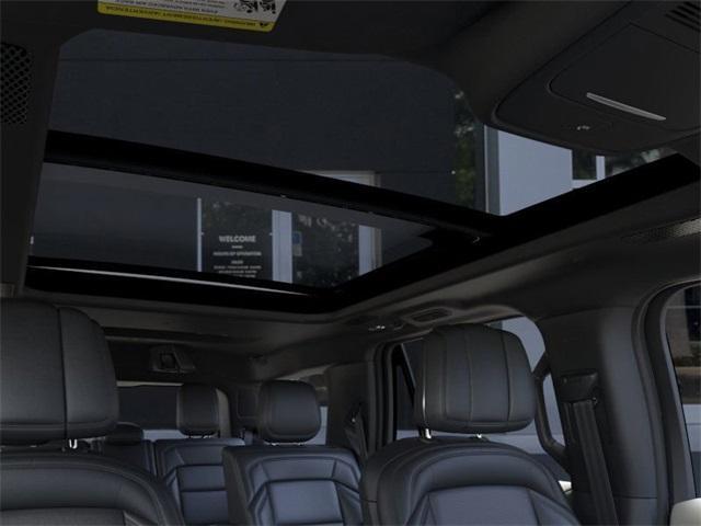 Photo of 2025 White Metallic Lincoln Navigator