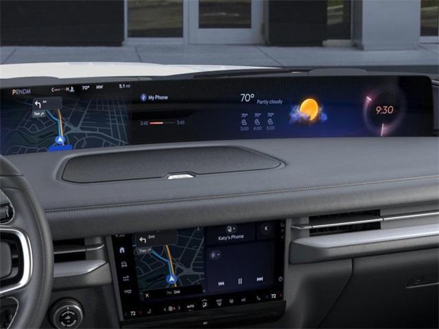 Photo of 2025 Crystal White Lincoln Navigator L