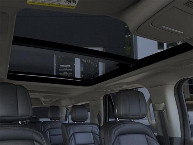 Photo of 2025 Crystal White Lincoln Navigator L