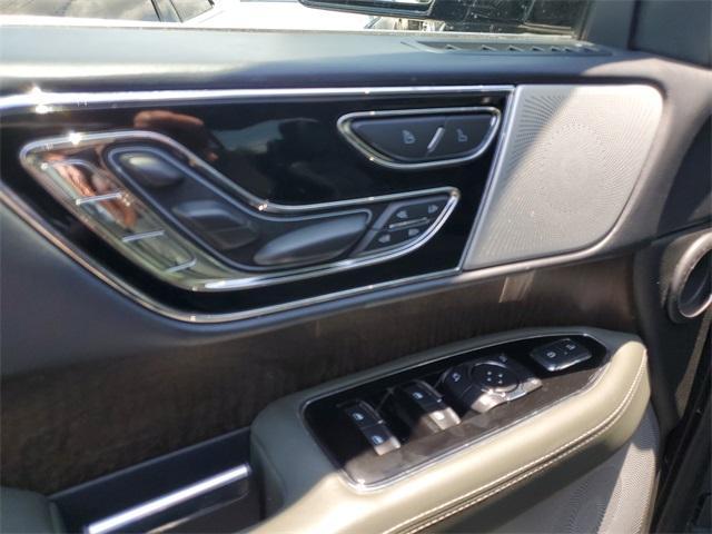 Photo of 2022 Infinite Black Metallic Lincoln Navigator L