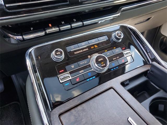 Photo of 2022 Infinite Black Metallic Lincoln Navigator L