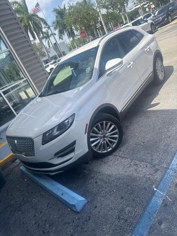 Photo of 2019 White Platinum Lincoln MKC