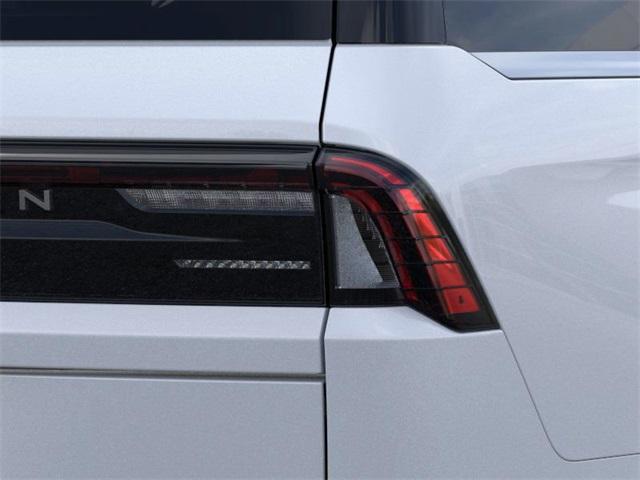 Photo of 2025 Crystal White Lincoln Navigator L