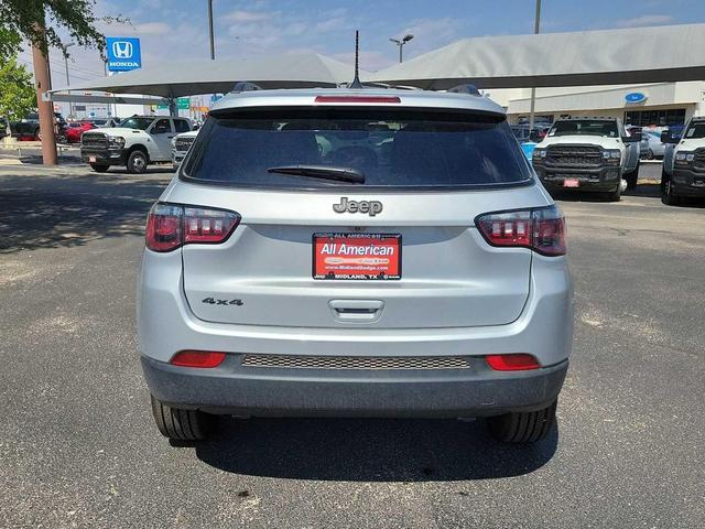 Photo of 2025 Silver Zynith Metallic Clearcoat Jeep Compass
