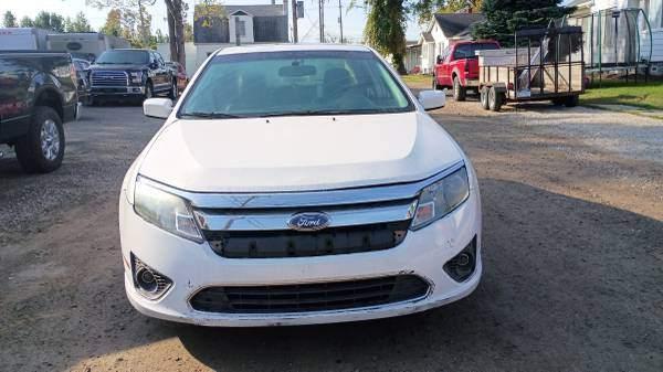 Photo of 2010 white Ford Fusion