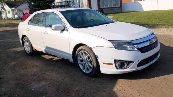 Photo of 2010 white Ford Fusion