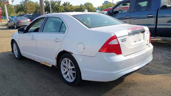 Photo of 2010 white Ford Fusion