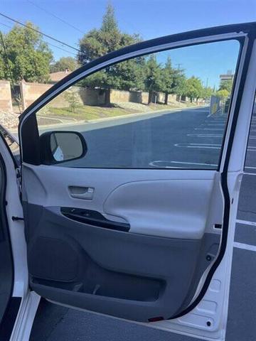 Photo of 2011 Super White Toyota Sienna