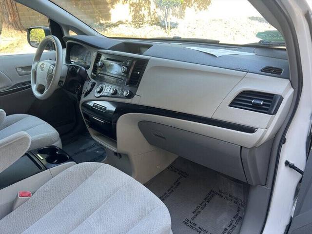 Photo of 2011 Super White Toyota Sienna