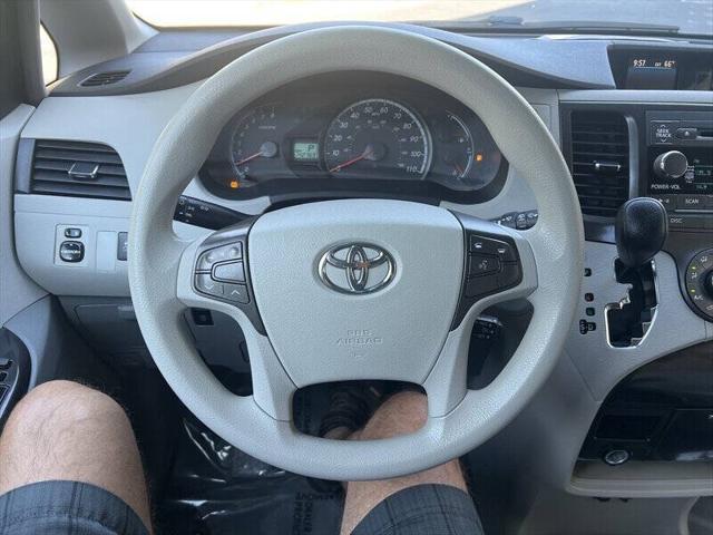 Photo of 2011 Super White Toyota Sienna