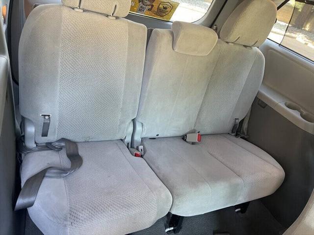 Photo of 2011 Super White Toyota Sienna