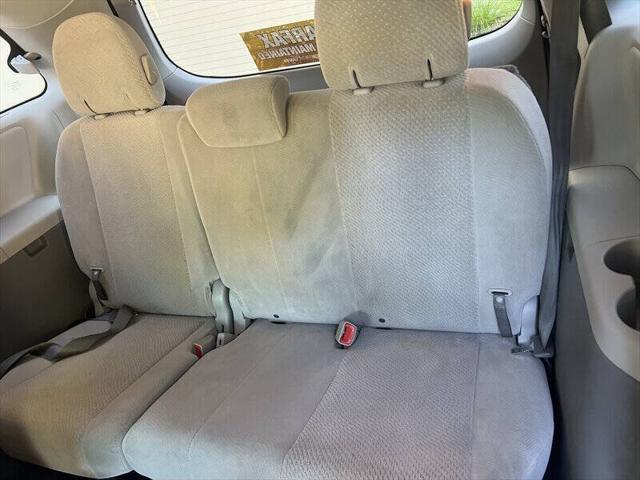 Photo of 2011 Super White Toyota Sienna