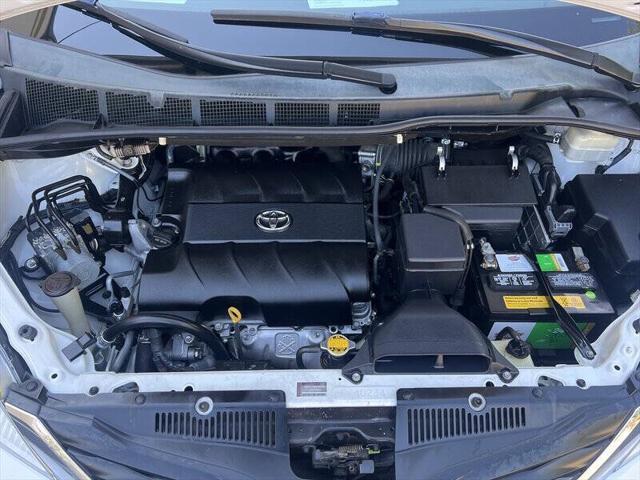 Photo of 2011 Super White Toyota Sienna