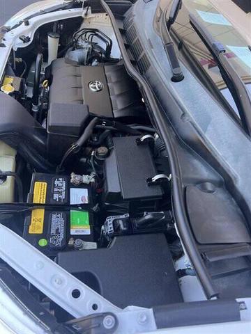 Photo of 2011 Super White Toyota Sienna