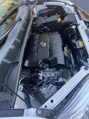 Photo of 2011 Super White Toyota Sienna