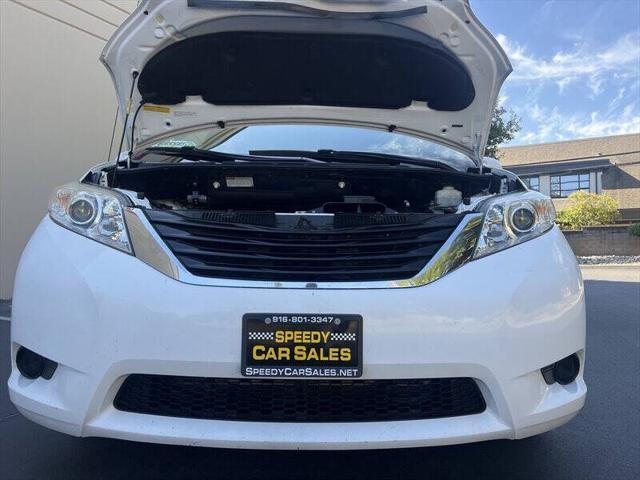 Photo of 2011 Super White Toyota Sienna