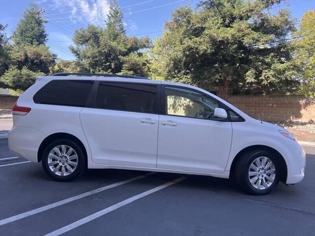 Photo of 2011 Super White Toyota Sienna