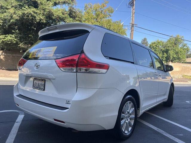 Photo of 2011 Super White Toyota Sienna