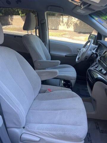 Photo of 2011 Super White Toyota Sienna